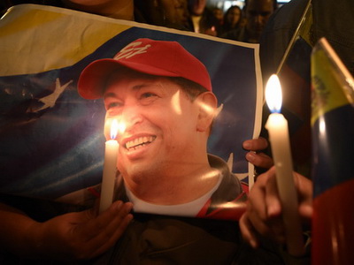Người ủng hộ ông Chavez thắp nến bên ngoài tòa đại sứ Venezuela ở Ecuador